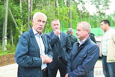 Чиновники и депутат Вадим Чебыкин (слева) надеются, что подрядчик учтет замечания и закончит ремонт дороги в срок