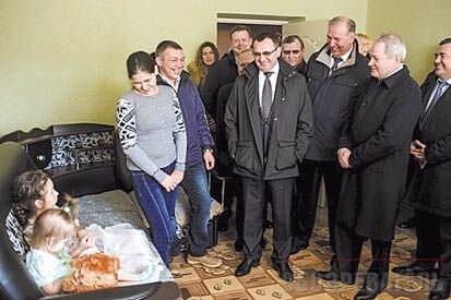 Николай Федоров и Виктор Басаргин побывали в гостях у семьи Вахриных, которая получила дом от птицефабрики